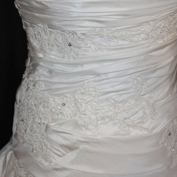*HP SPECIAL PRICE* Stunning Ivory Strapless Wedding Gown/Shawl/Purse Size 4 - Picture 2 of 9